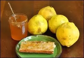 Il est  pomme de Cydon  et d'un parfum parfaitement enchanteur. Il se transforme en dlicate gele.