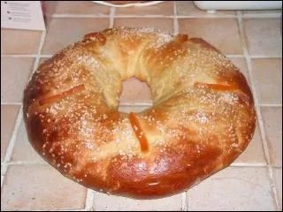 Il est au beurre, sucré, parfumé avec zestes de citron et d'orange. Quand les Espagnols dégustent-ils ce pain ?