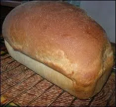 Moelleux, tendre et blanc, sucré et sans croûte croustillante.