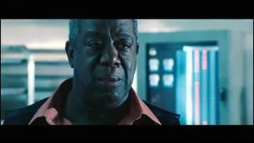 Quelle est la profession du pre d'Adrian Helmsley, le scientifique au service du gouvernement ?