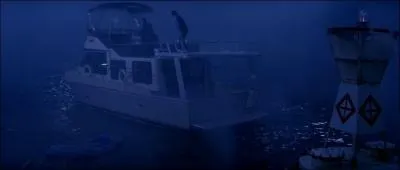 Sur la scne du bateau, comment Kleinfeld assassine-t-il Tony ?