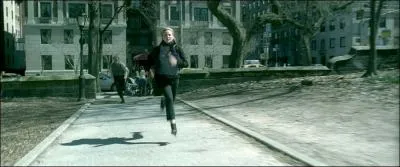 Qu'est-ce que Lindy va utiliser pour neutraliser l'homme qui la traque ?