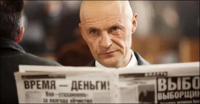 Dans quel lieu public cet autre agent file-t-il d'une manire assez peu discrte le protagoniste ?