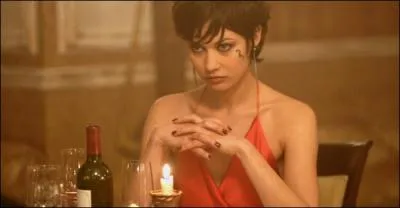 Pourquoi Nika s'est-elle fait un tatouage sur le visage ?