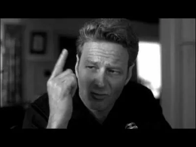 Quel mtier exerait le pre de Derek et Danny, avant de se faire assassiner par un dealer ?