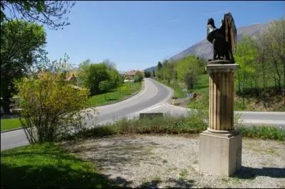 Afin de m'aider  dcorer mon jardin, Phil05, lui, s'est rendu sur la route Napolon pour aller desceller la statue d'un aigle, entre Gap et le col ...