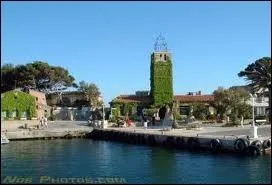 Aim me fait cadeau d'un repas au  Grand Large , restaurant situ sur l'le appartenant  Paul Ricard face  Bandol :