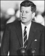 En 1963 , John Kennedy prononce à Berlin un discours historique marquant la solidarité du Monde libre pour les Berlinois. Quelles célèbres paroles a-t-il prononcées en allemand ?
