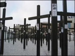 Les gardes avaient pour ordre de tirer à vue. Un mémorial honore la mémoire des personnes abattues en essayant de franchir le mur. Combien y a-t-il eu de victimes "officiellement " recensées ?