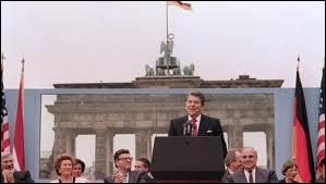 Quel président des Etats-Unis a apostrophé son homologue soviétique lors d'un discours à Berlin en 1987 devant la porte de Brandebourg en s'exclamant :   Abattez ce mur !   ?
