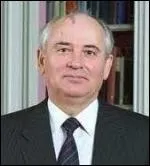 Quel dirigeant soviétique , résolument réformateur, s'est engagé pour la fin de la guerre froide ? Il est à l'origine de la chute du mur de Berlin , puis de la disparition de l'URSS .