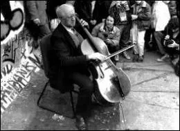 Quel célèbre musicien est venu donner un concert au pied du mur pour encourager sa démolition ?