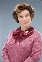 Certes, elle est vtue tout de rose, et a une voix doucereuse quand elle se contrle. Mais elle est la pire des dlatrices, des faux-culs, des collabos... dans son seul intrt personnel. C'est ?