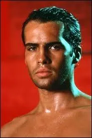 Certes il est fou. Il a occis tout un quipage lors d'une croisire, et veut poursuivre avec le couple qui le rcupre drivant en pleine mer. Billy Zane excelle  le rendre terrifiant. C'est ?