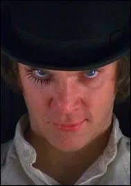 Cette petite frappe chef de bande massacre juste pour le fun, sur fond de musique classique. Malcolm Mac Dowell est brillant dans le rle. C'est ?