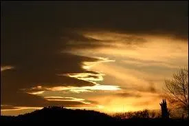 - et poussait des gerbes de lumière (. . ) dans l'épaisseur des plus (. . ) (. . ).