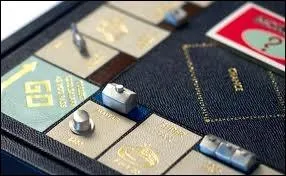 Une vieille tante pense  remplacer le  Monopoly  us de la maisonne pour Nel. Cette parente, en achetant ce jeu, a donn quelques billets  une entreprise