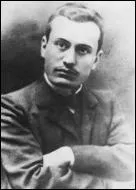 Qui est ce jeune homme au visage renfrogn ?