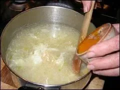 Quand ce plat est toulousain et tarnais on lui fait une liaison  l'oeuf, quand il est quercynois on le cuit avec une cuisse d'oie confite.