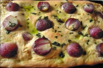 La focaccia est un pain de forme plate et videmment cuite au feu de bois. Accompagnez-la d'..... confits comme sur la photo.