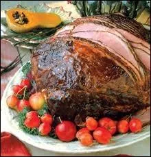 Un jambon fum, sal que vous ferez cuire dans un court-bouillon aromatis. Prparez un glaage avec du sucre de canne, vinaigre de vin, vin blanc. Nappez. Consommez avec bananes, fruits  pain...