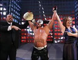 A Wrestlemania 22 , qui furent les adversaires de Rey Mysterio dans le  triple threat match  pour le championnat poids lourds ?