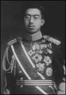 Quel est le nom de l'empereur du Japon qui capitula sans condition aprs ces dsastres ?