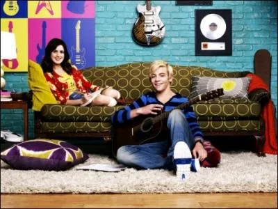 Dans  Austin et Ally , comment s'appelle celle qui a plusieurs boulots ?