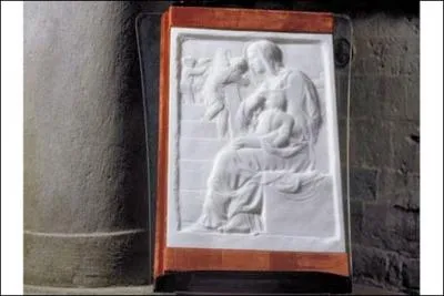 Vous aimez lire, vous aimez la beaut des livres. Celui de l'illustration est considr comme tant le plus beau livre du monde. En quoi est sa couverture ?