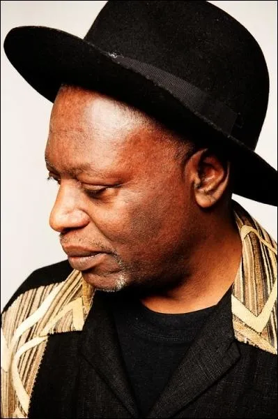 N  Bukavu dans l'ex-Zare, il fait ses tudes en Belgique. Ses plus grands succs sont  Pices d'identits  ou  Tu n'as encore rien vu de Kinshasa .