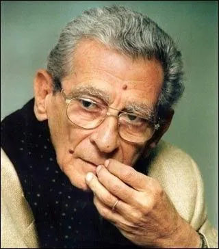 N en 1926  Alexandrie et mort au Caire en 2008, il ralise plus de 40 films et documentaires. Ses plus beaux succs sont  Gare centrale ,  Saladin ,  Alexandrie pourquoi  ou  Adieu Bonaparte