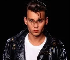 Quel acteur y fait une rapide et sanglante apparition avant de   sauter dans la rue  en srie ?