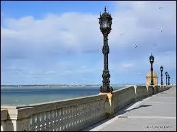 Il convient de digrer tranquillement. Allons faire une promenade sur le front de mer qui donne sur ... ... . ensuite traversons le parc Genoves.