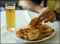 Maintenant, un petit tour sur la place aux fleurs. Vous y dgusterez des poissons frits qui vous seront vendus dans un cornet de papier au cri de :