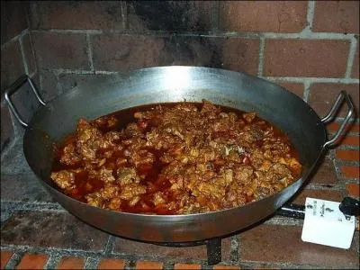 Faites revenir les morceaux de chevreau dans l'huile d'olive. Ajoutez une belle tte d'... ... , un verre de vin blanc, un filet de vinaigre, deux poivrons, des amandes mondes, du laurier.