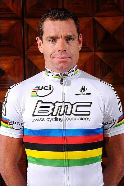 Qui est ce coureur australien qui est devenue en 2011, le premier de son pays a remport le tour de France ?