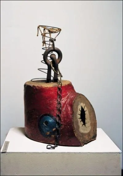 Cet  Objet du couchant  est une oeuvre constitue de bois peint, mtaux et ficelles, ralise dans les annes 1930 par un artiste espagnol qui se disait  catalan international . Il s'agit de :