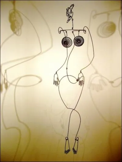 Ce sculpteur et peintre amricain est connu pour ses assemblages de matriaux lgers qui bougent au gr du vent et sont appels  mobiles , telle cette  Josphine Baker . Qui est-il ?