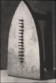 C'est en 1921 que Man Ray, au cours d'une soirée un peu trop arrosée, réalisa cette oeuvre composée d'un fer à repasser sur lequel il colla des clous de tapissier et qu'il intitula :
