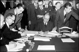 Les accords de Genve, signs en juillet 1954, accordent l'indpendance 