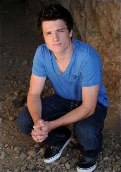 Comment ragit Peeta quand il revoit Katniss pour la premire fois ? (livre 3)