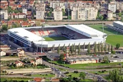 Ce stade peut accueillir 20 087 personnes, mais dans quelle ville se trouve- t-il ?