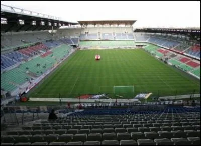 Dans quelle ville se trouve le stade de la route de Lorient ?
