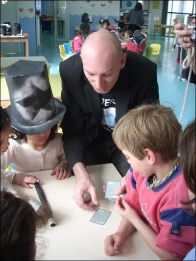 Il enseigne la magie sous quelle(s) forme(s) ?