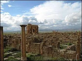 Comment s'appelait la ville de Timgad, o se trouve l'arc de Trajan,  l'poque romaine ?