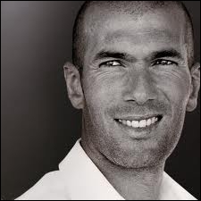 Zinedine Zidane profite encore de sa notoriété de  père tranquille  pour porter un déodorant pour homme à l'écran.