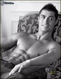 Quel footballeur portugais propose ses  tablettes de chocolat   la marque italienne  Armani Jeans  ?