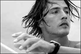 Danny Fuller glisse sur la vague ...