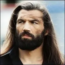 Le trs  animal  Sbastien Chabal a enfil son costume le plus classique et le plus sage, mais pour quel parfum ?