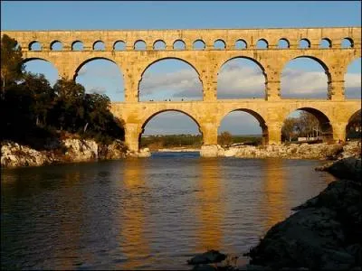 Un procd antique pour faire parvenir l'eau, c'est un ... .